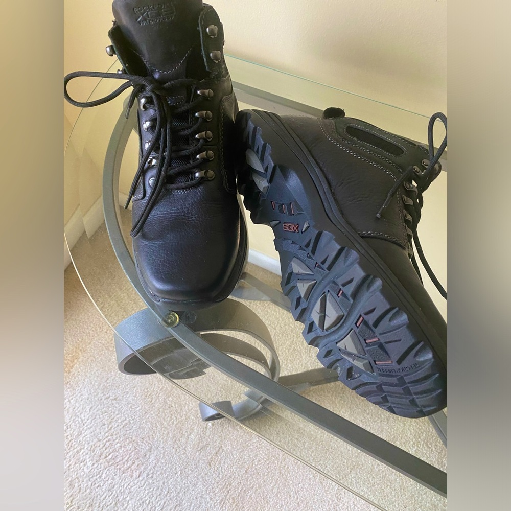 Men’s size 101/2 Rockport Boots. Like new, worn once. Black.